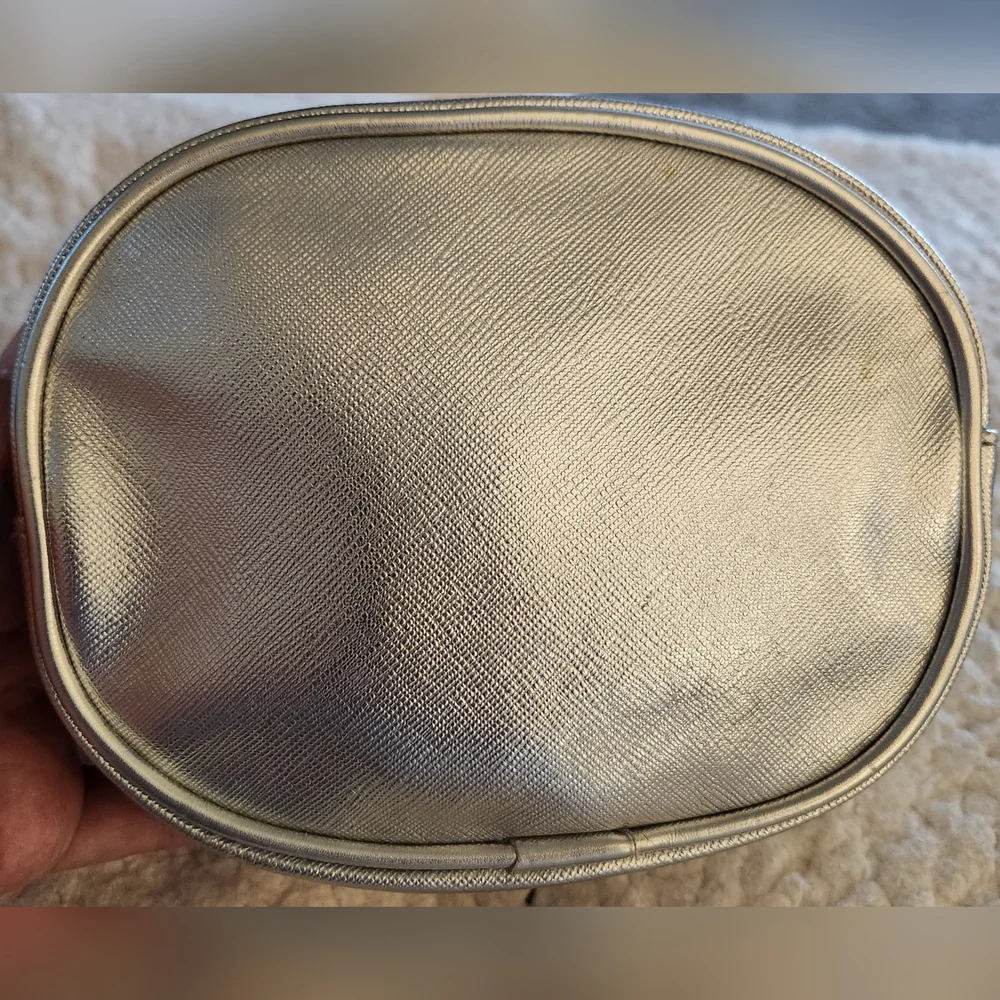Vince Camuto Medallion Cosmetic Pouch/Clutch in Silver NWOT SALE 🤑🤑🤑🤑🤑🤑 - Picture 6 of 16
